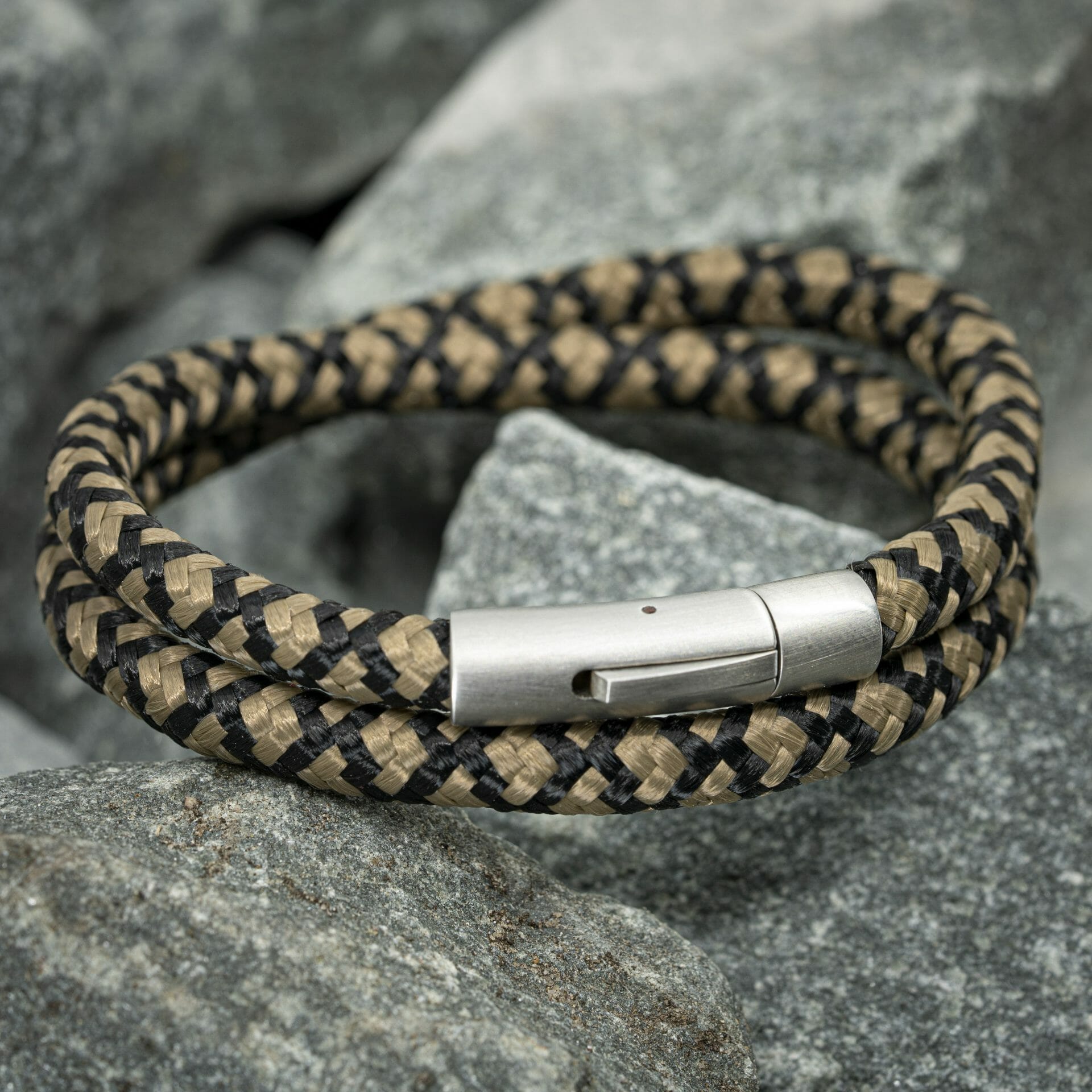 Drukschakel armband - Zwart / beige Touw