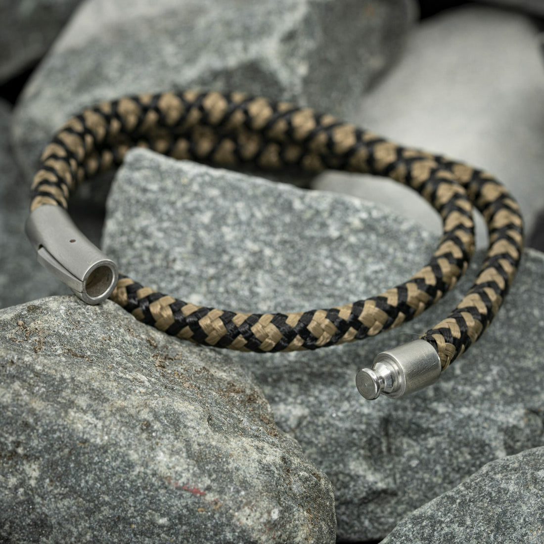 Drukschakel armband - Zwart / beige Touw