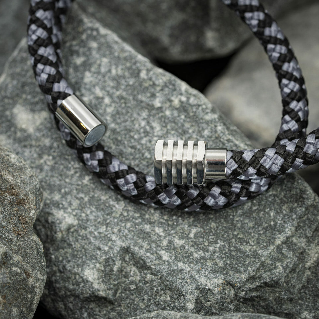Eigen paracord armband - Grijs / zwart touw