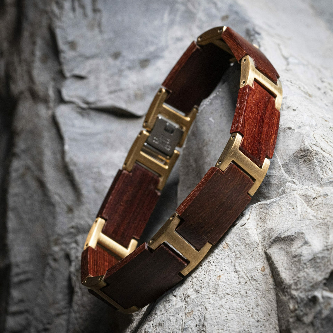Initialen Armband voor Heren – Sandelhout & Goud Houten Armband