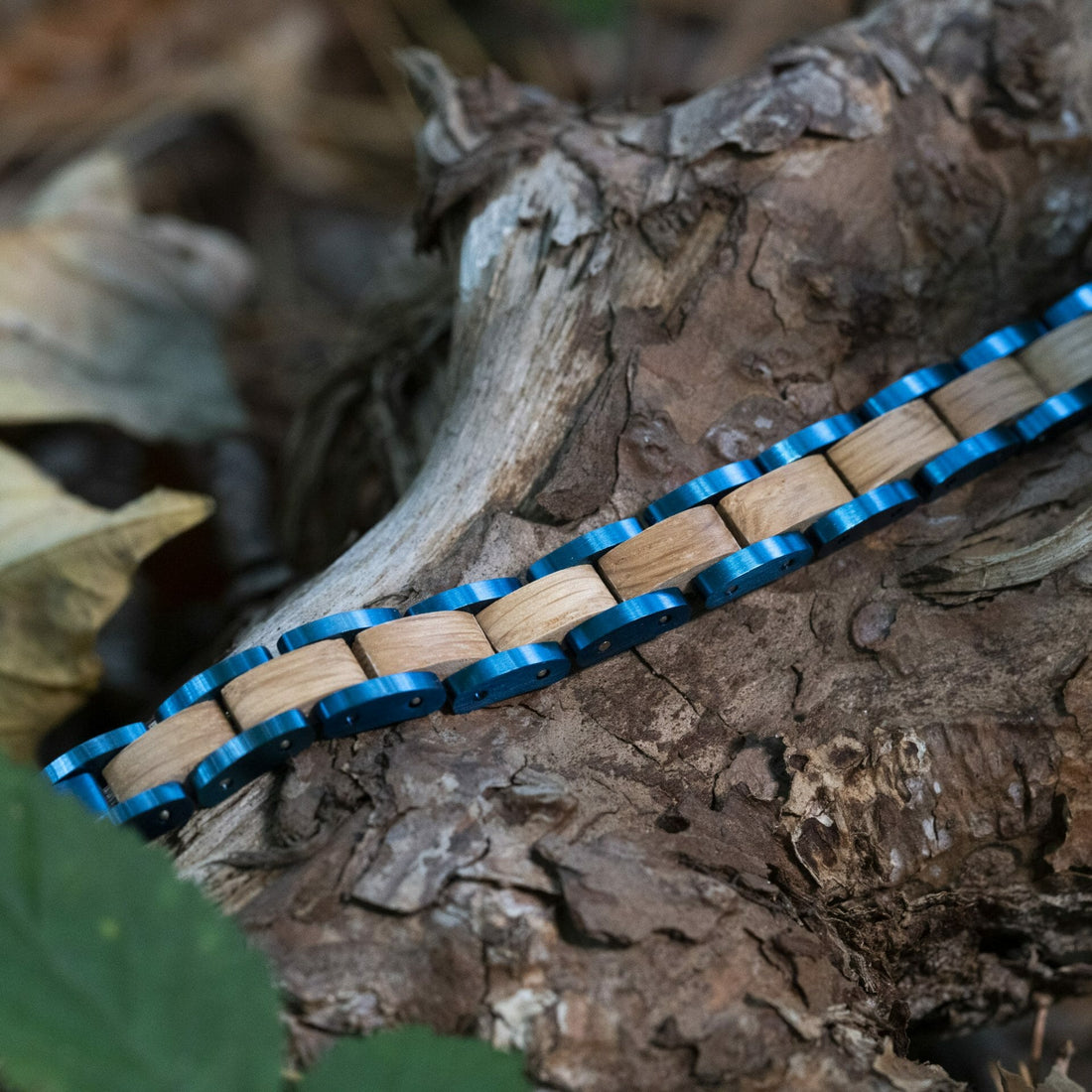 Infinity Blue – Olijfhout & Laserblauw RVS Armband