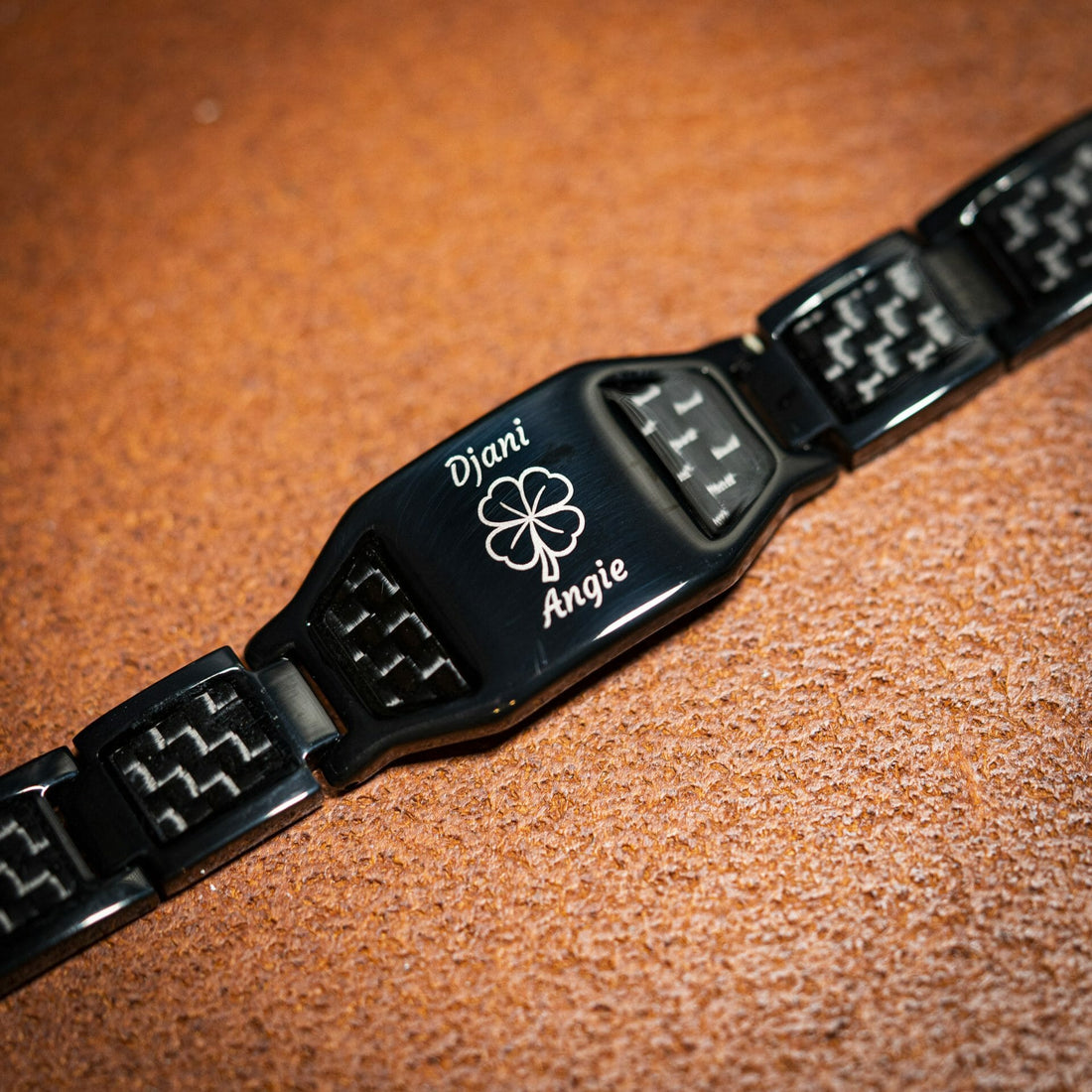 Magneet Armband - Black carbon + eigen tekst of symbool