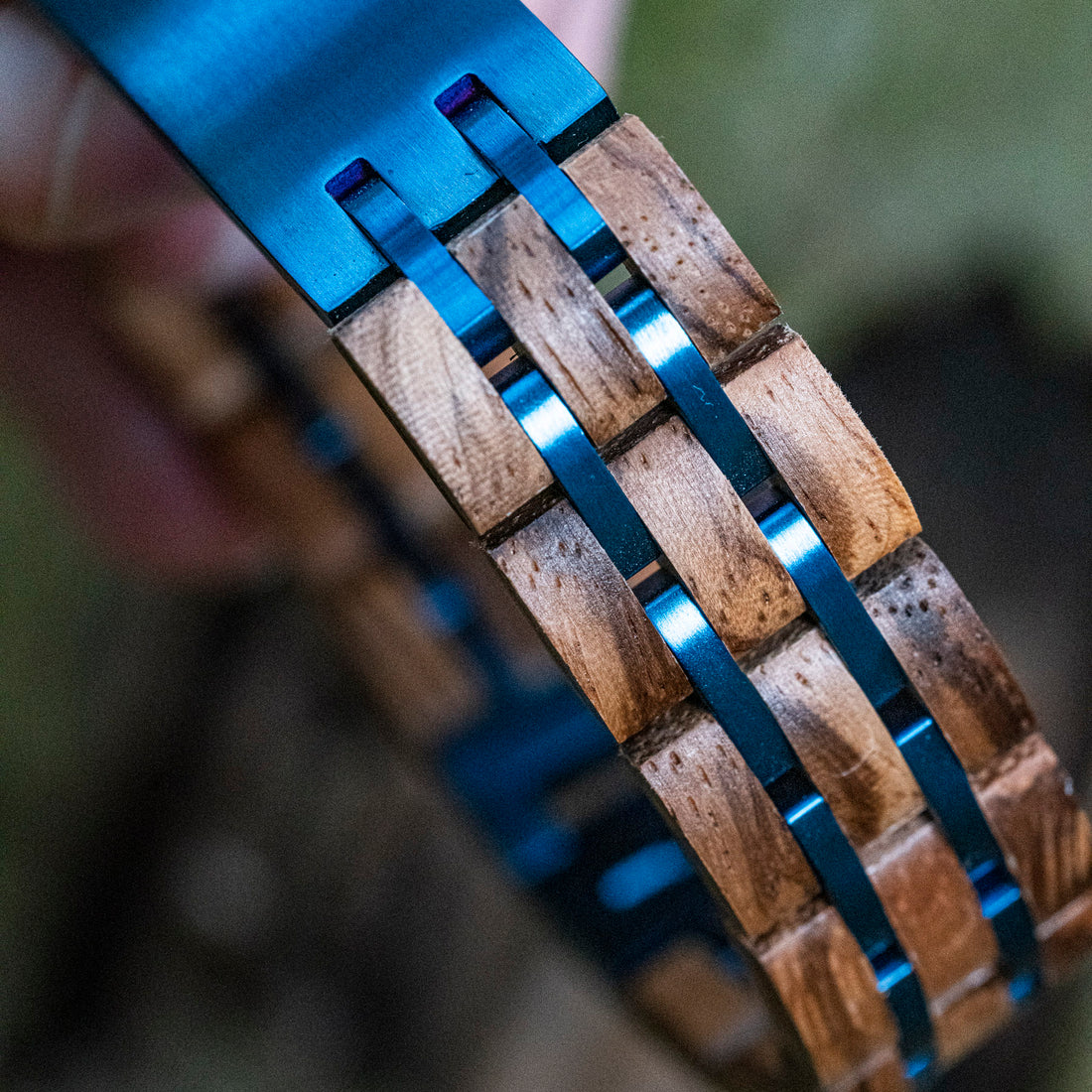 Azure TimberWood – Zebrano & Blauw Roestvrij Staal Houten Armband